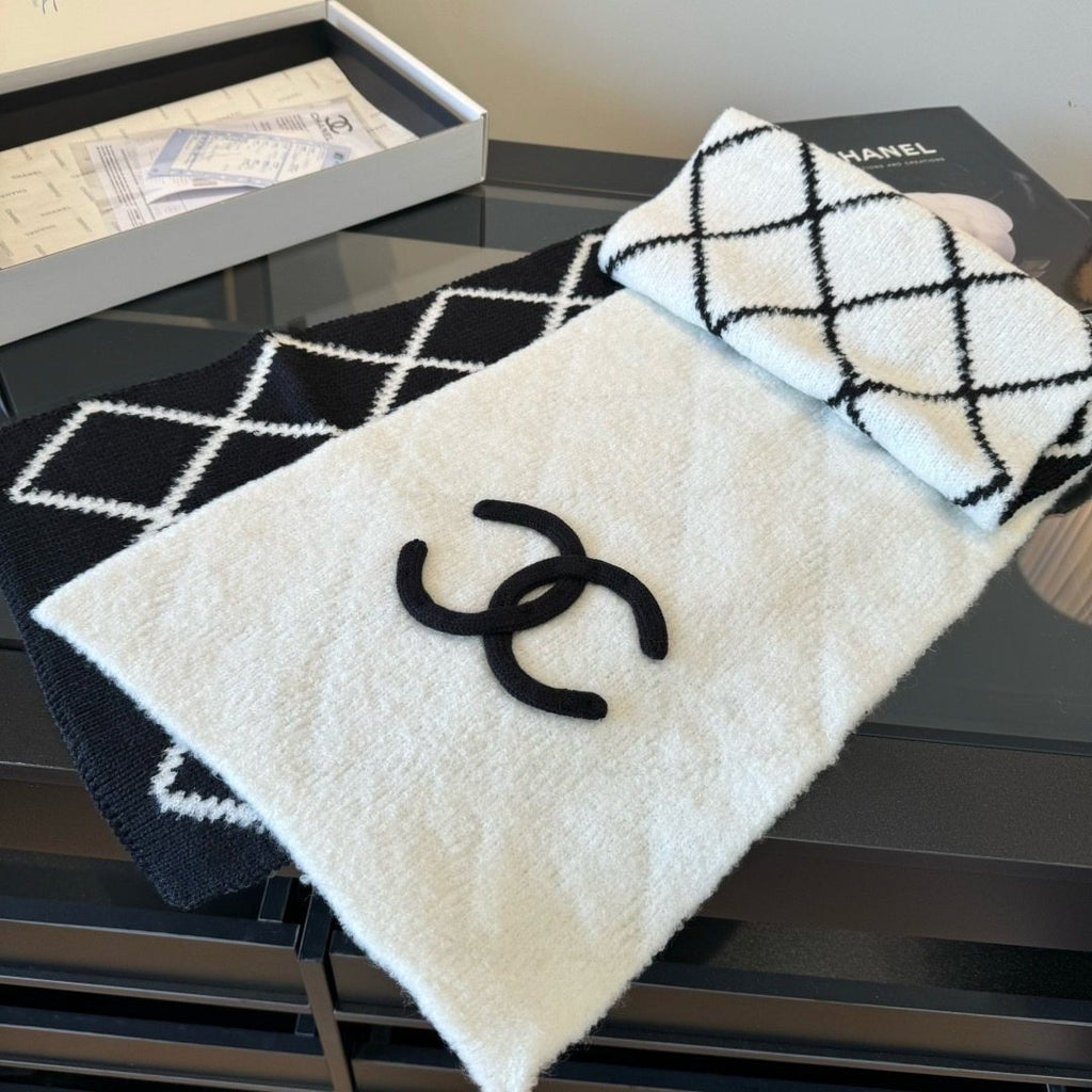 Chanel Ivory & Black Knit Scarf